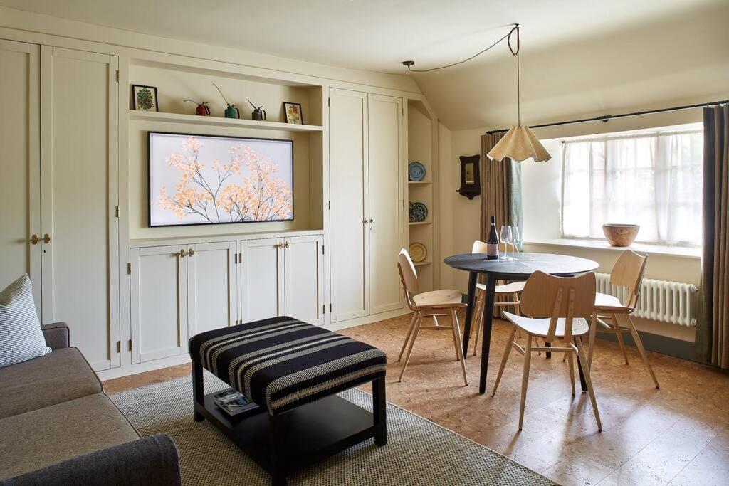 Dawn At The Sun Felmersham, Our Signature Duplex * Sharnbrook