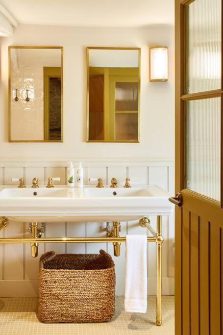 Apartment Dawn At The Sun Felmersham, Our Signature Duplex *